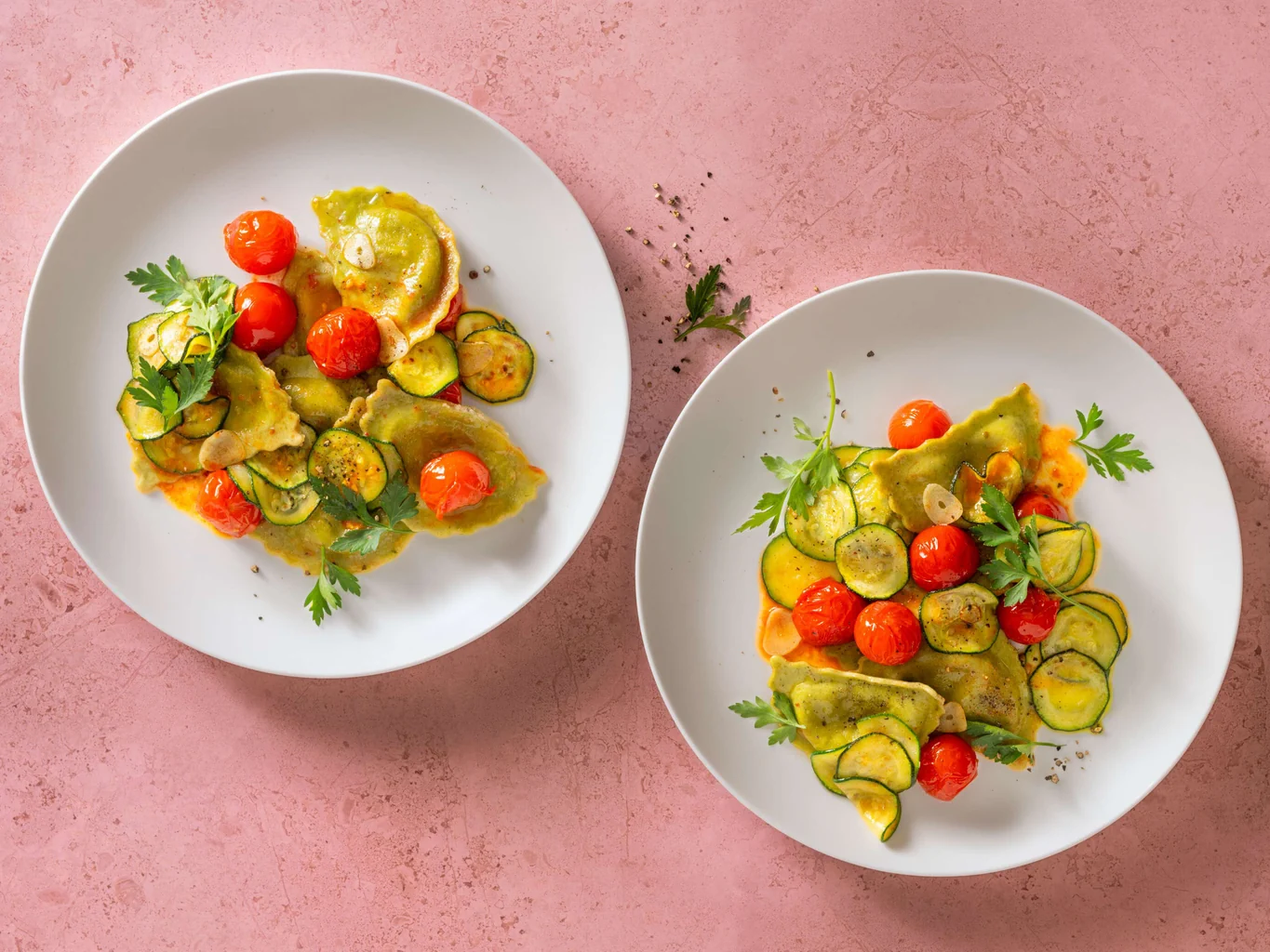 Mezzelune con salsa di pomodori, zucchine e zafferano