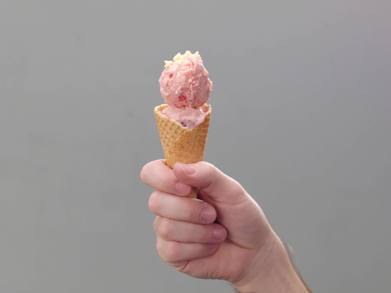 Erdbeerglace mit weisser Schokolade