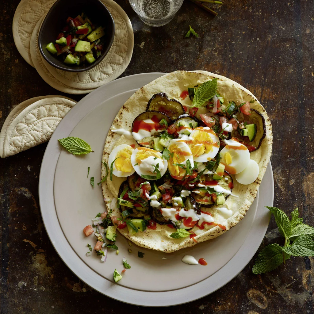 Sabich mit Hummus und Auberginen