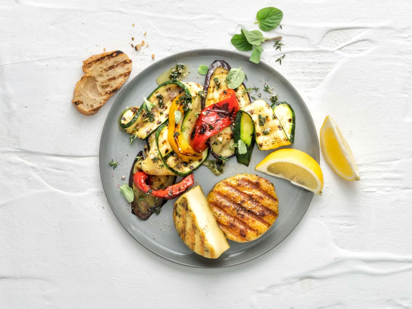 Alternativa vegana al formaggio da grigliare con verdure in insalata