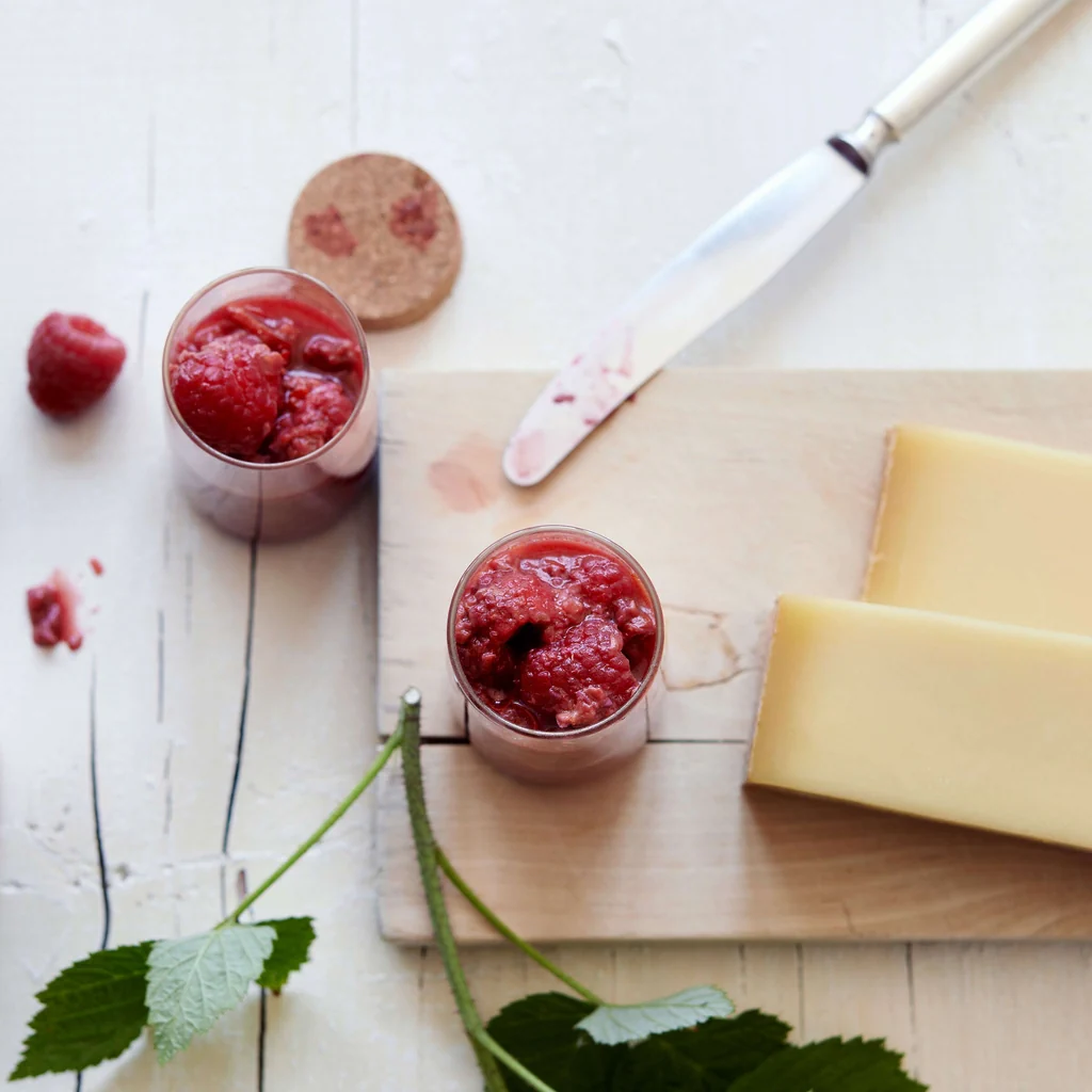 Gruyère con chutney di lamponi