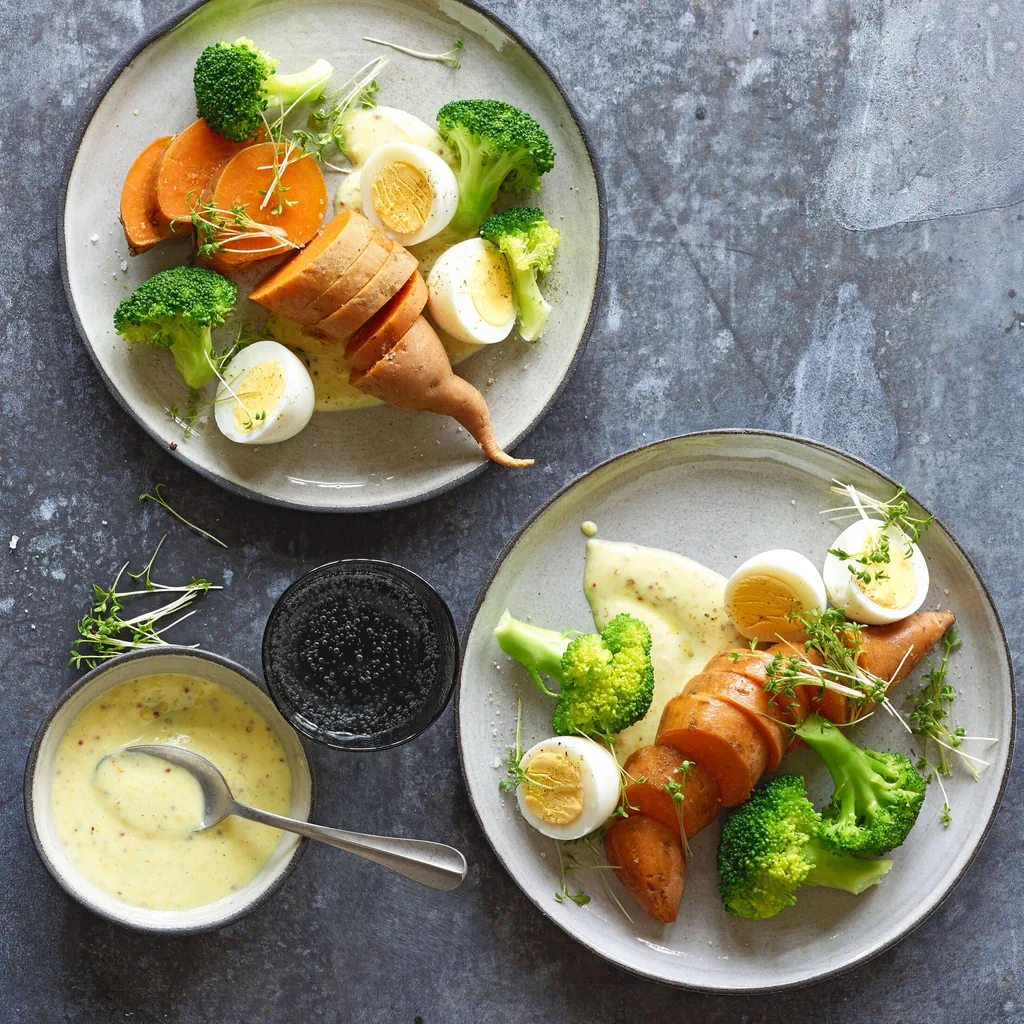 Œufs à la sauce moutarde avec légumes