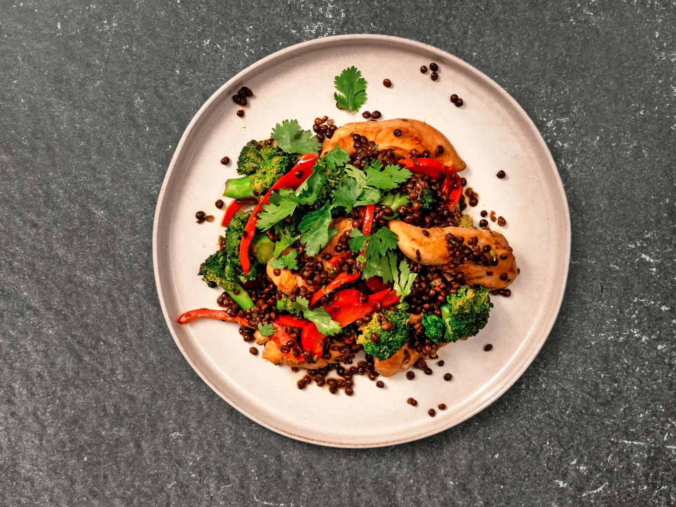 High Protein Stir Fry mit Poulet und Linsen