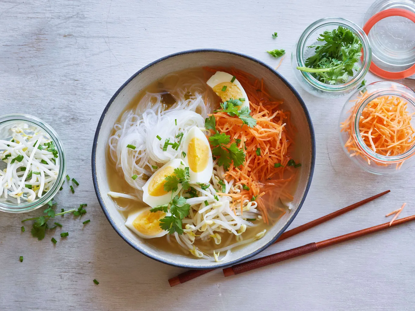 Zuppa di miso e vermicelli cinesi