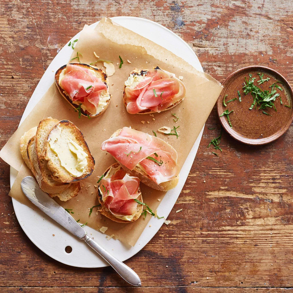 Tartine speziate al prosciutto crudo