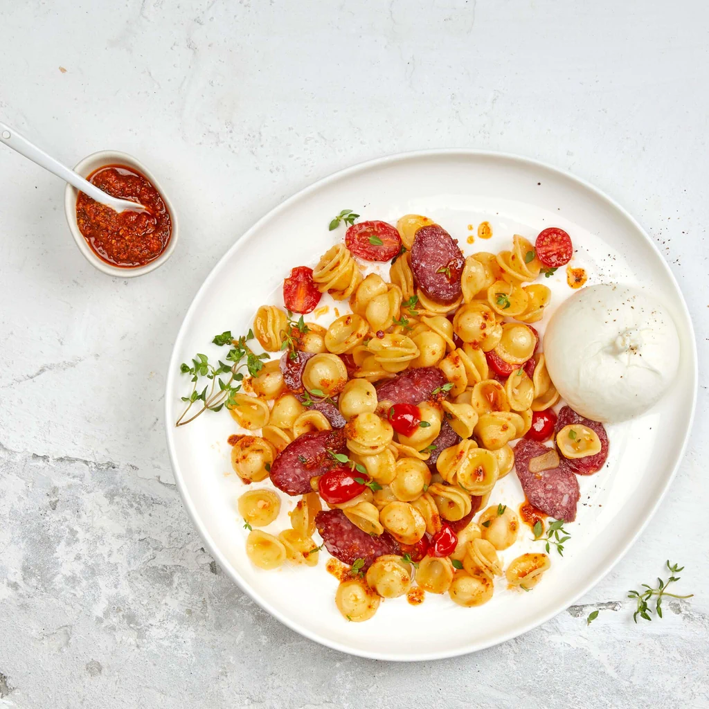 Pastasalat mit Salametti und Burrata 