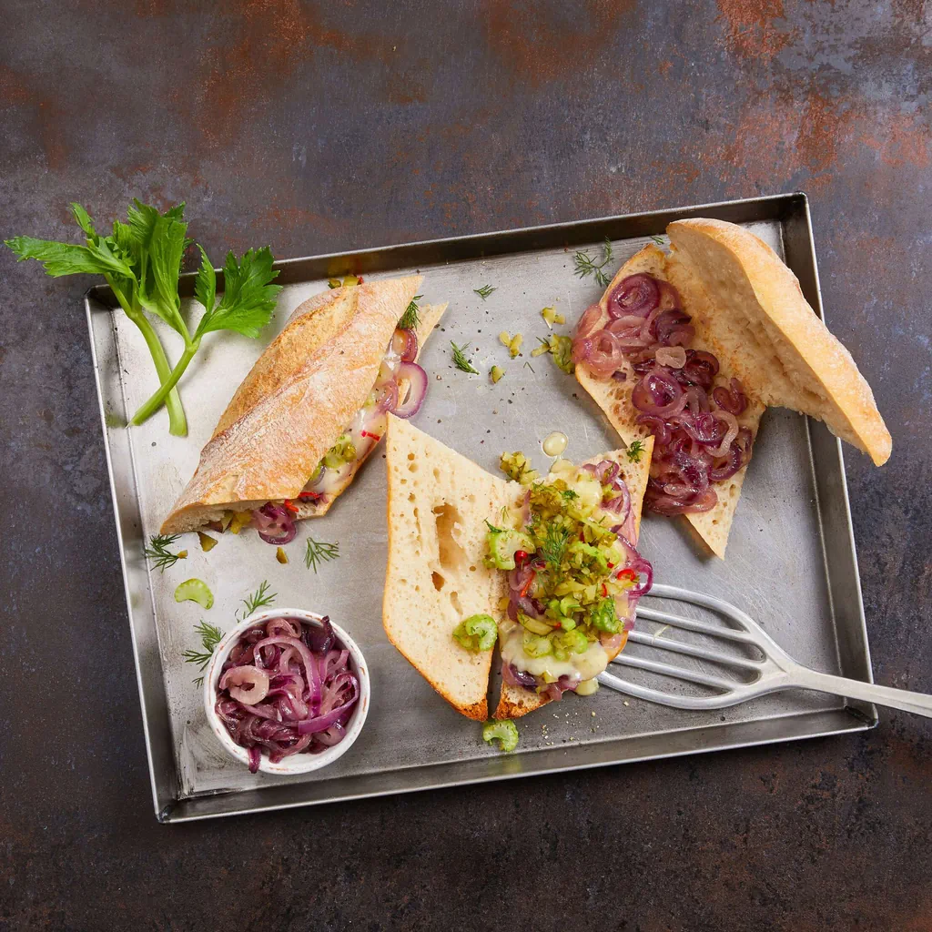 Baguette à la raclette avec topping aux concombres 