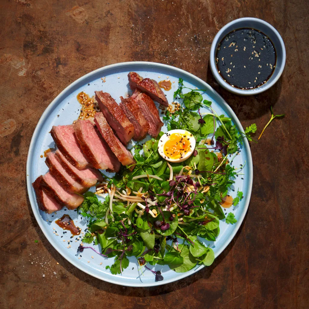 Entrecôtes mit Kräutersalat und Ei
