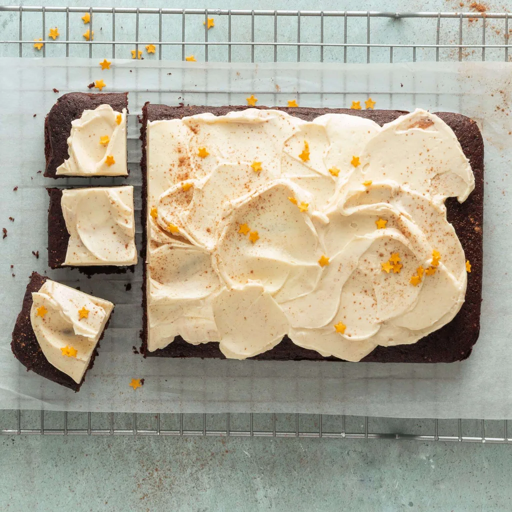 Gâteau au chocolat avec frosting à la cannelle 