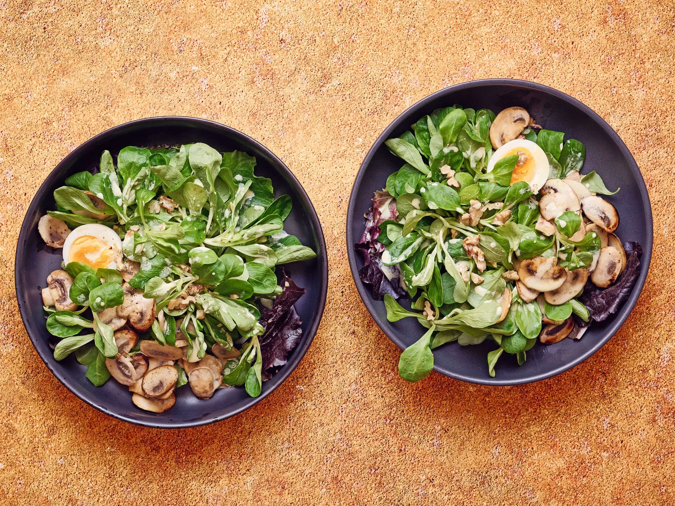 Insalata di formentino con champignon, noci e uova