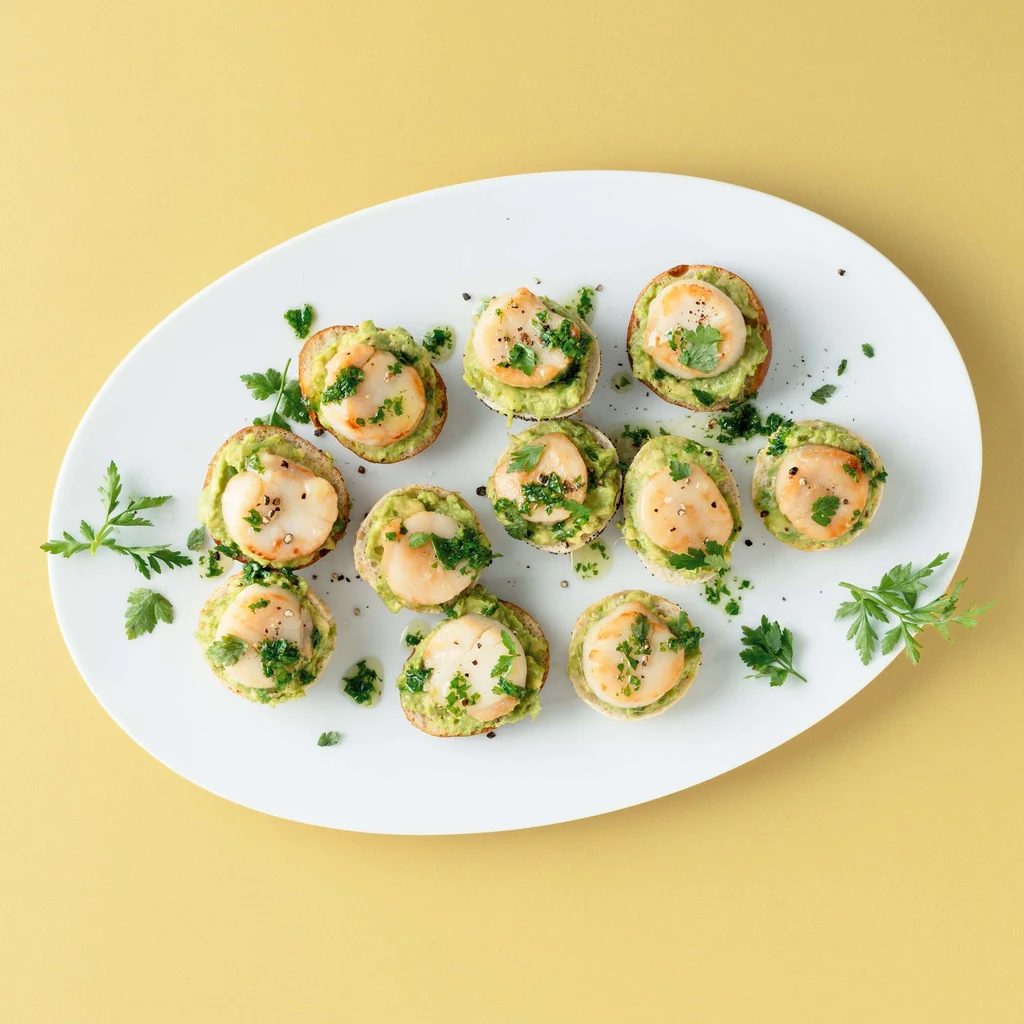Mini-petits pains avec avocat et coquilles saint-jacques