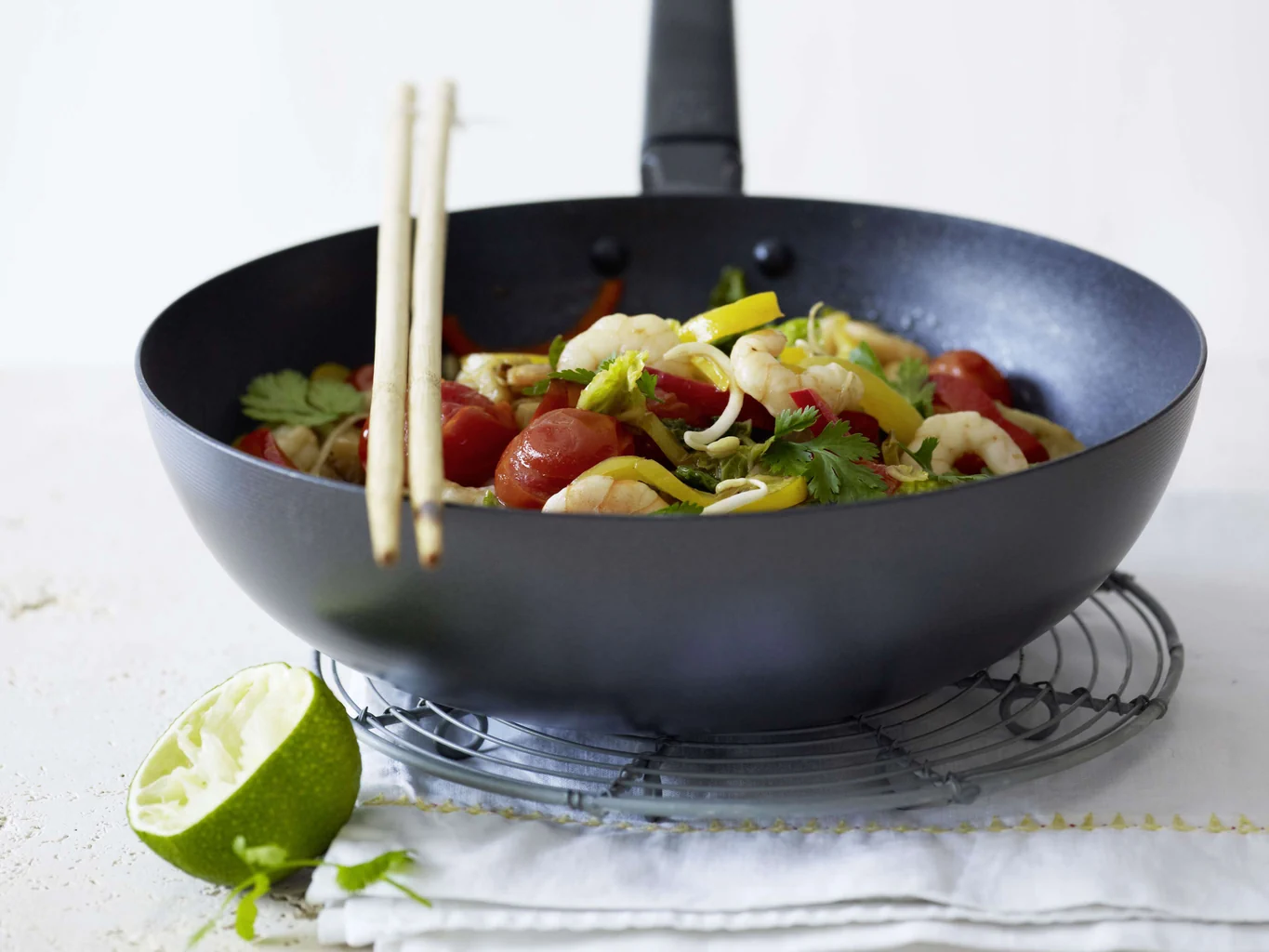 Légumes et crevettes au wok