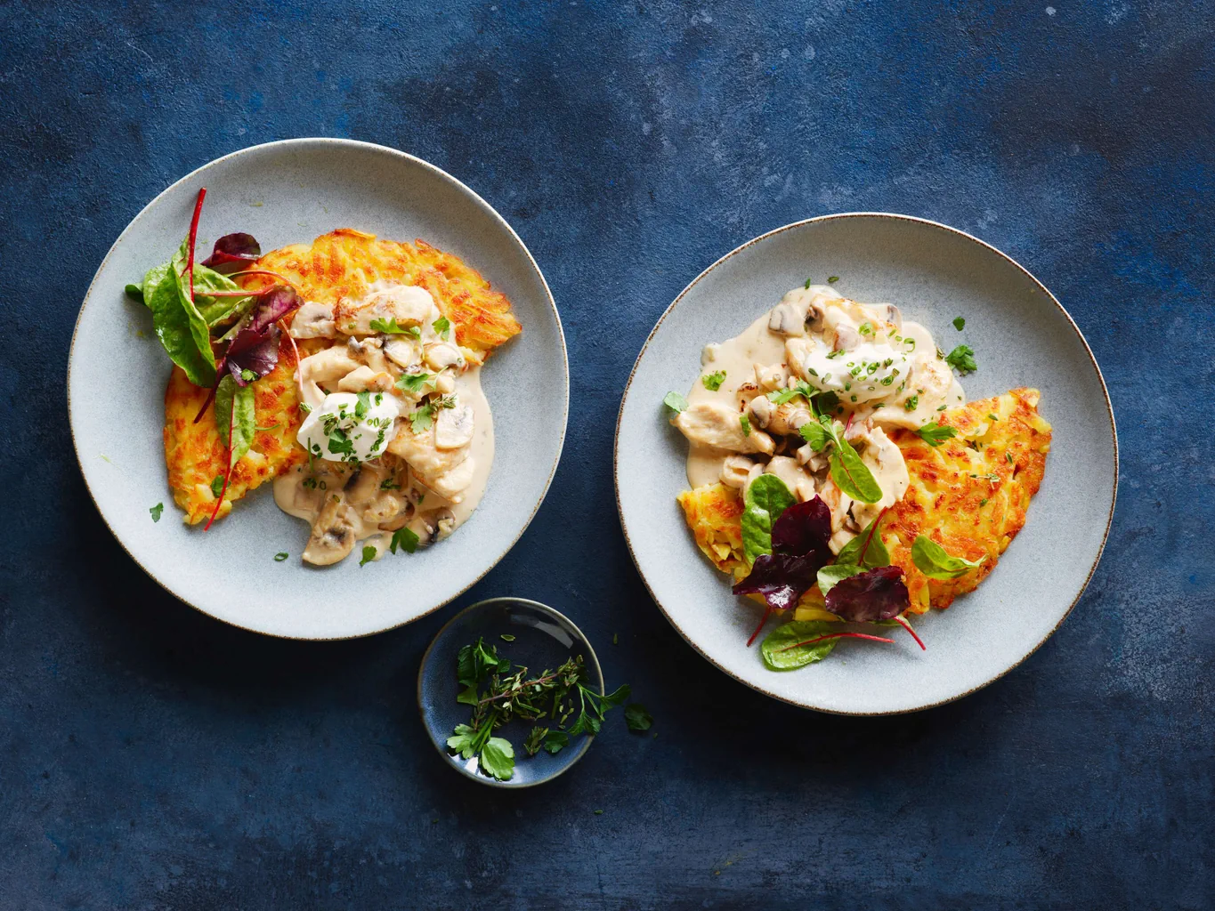 Poulet mit Pilzrahmsauce und Rösti