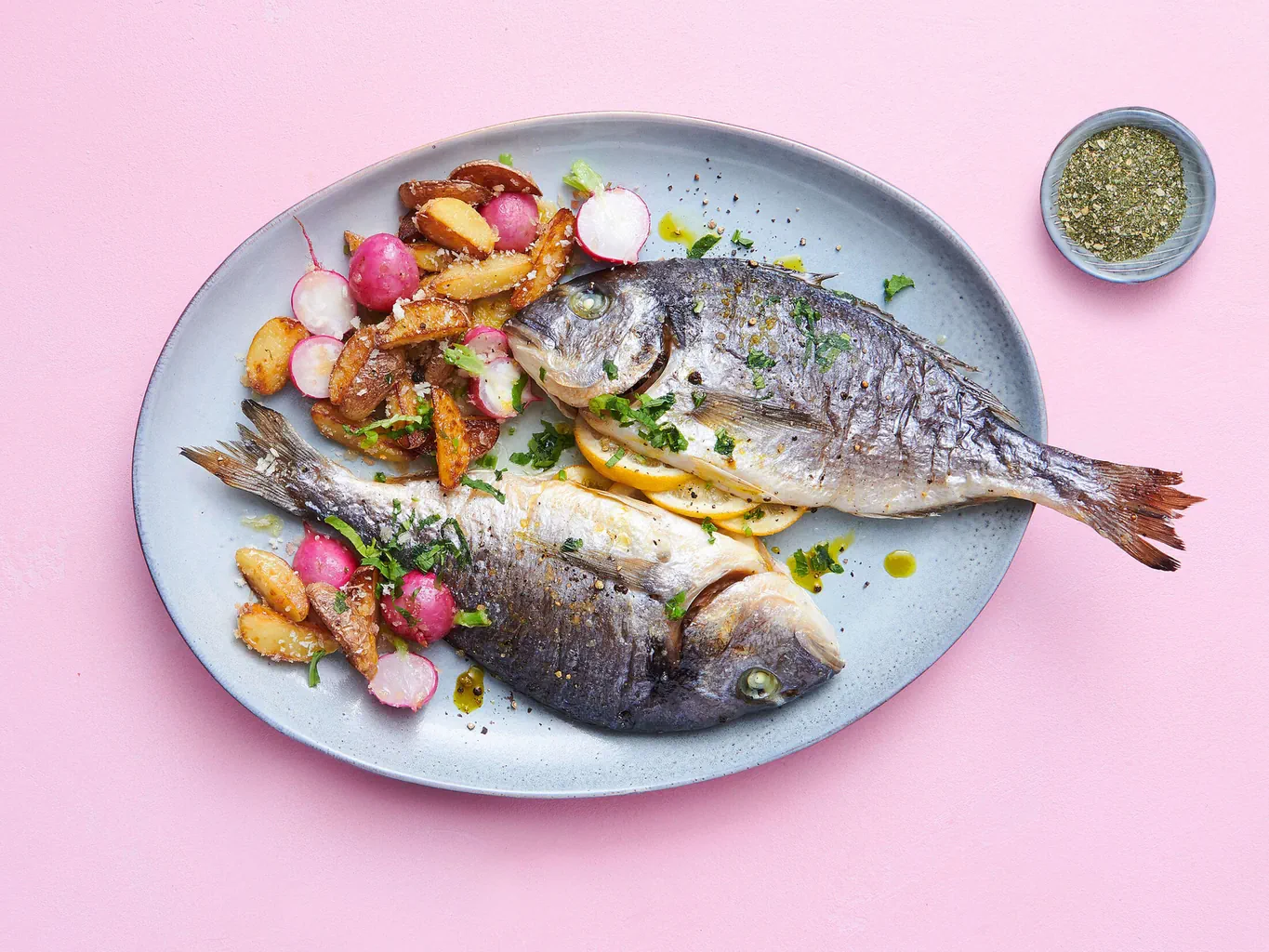 Dorade mit Kartoffeln und Radieschen