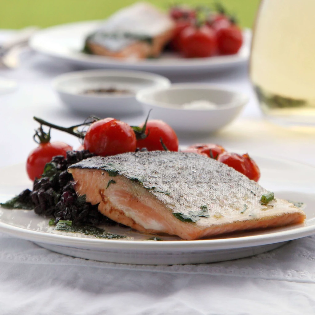 Filet d’omble chevalier avec tomates cerises rôties