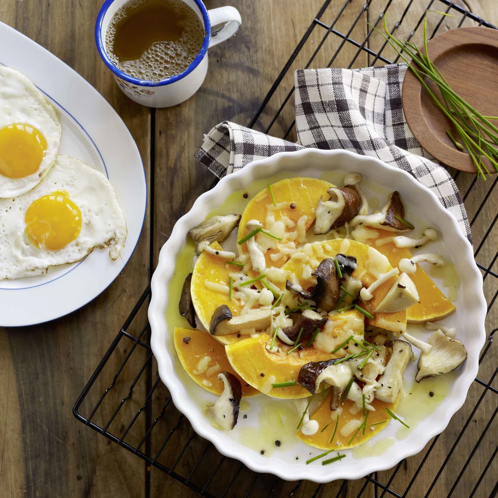 Champignons und Kürbis mit Käse überbacken