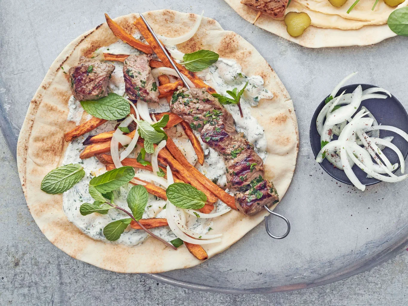 Fladenbrot mit Rind, Süsskartoffel-Pommes und Joghurt