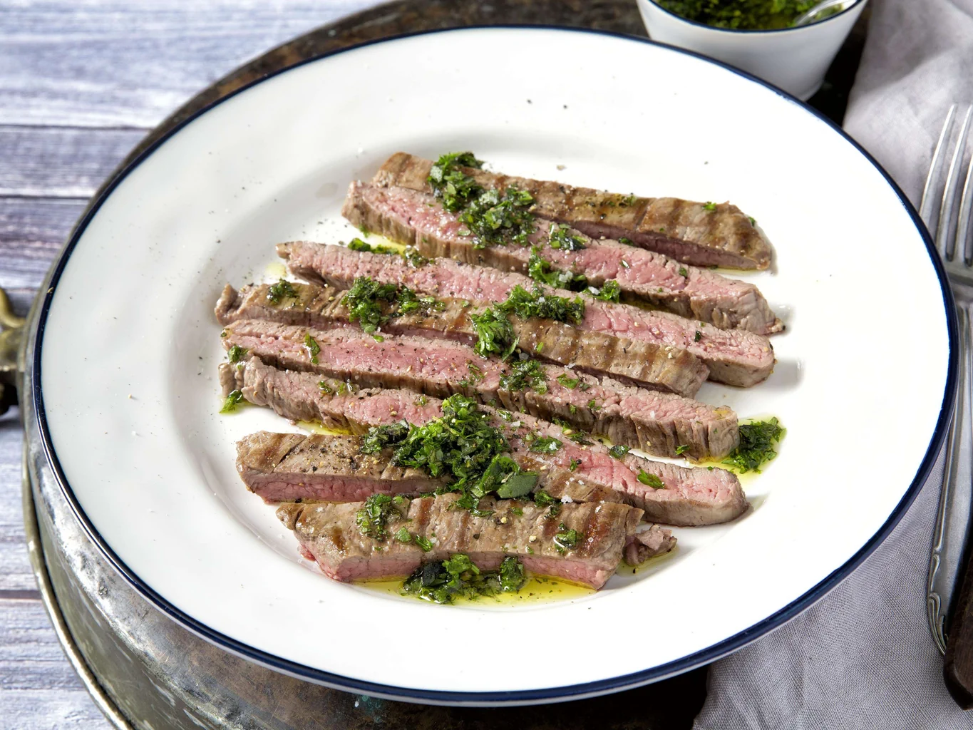 Flanksteak mit Kräutersauce