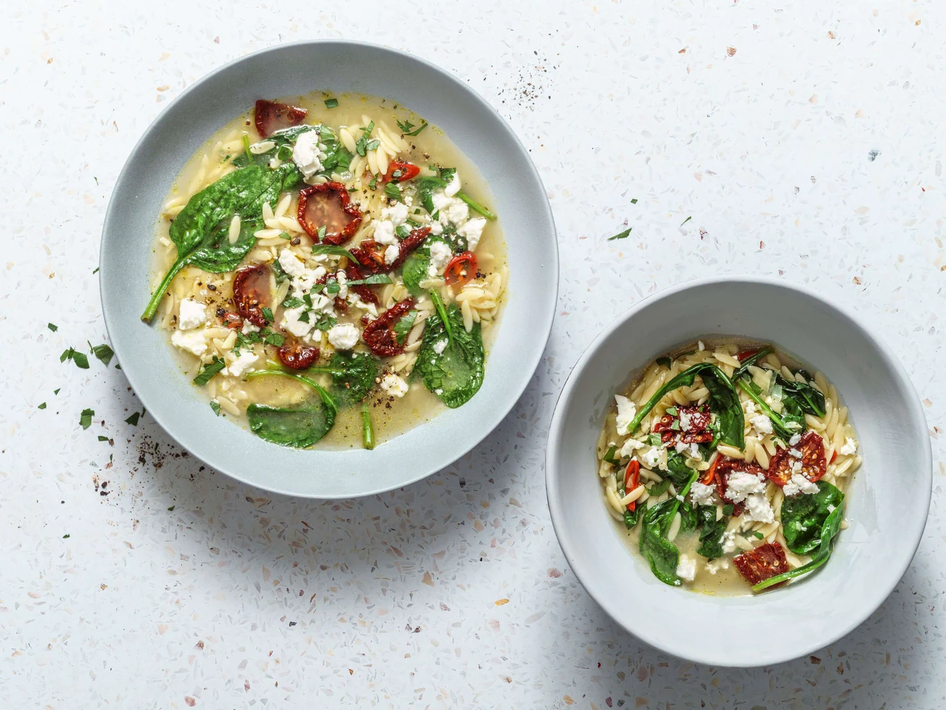 Minestra con pasta, spinaci e feta