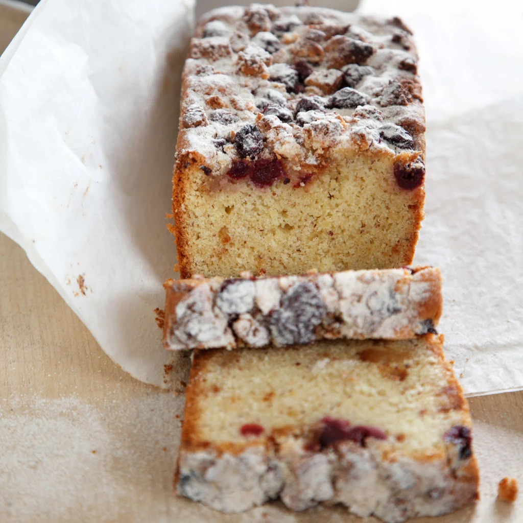 Cake agli amaretti e alle amarene