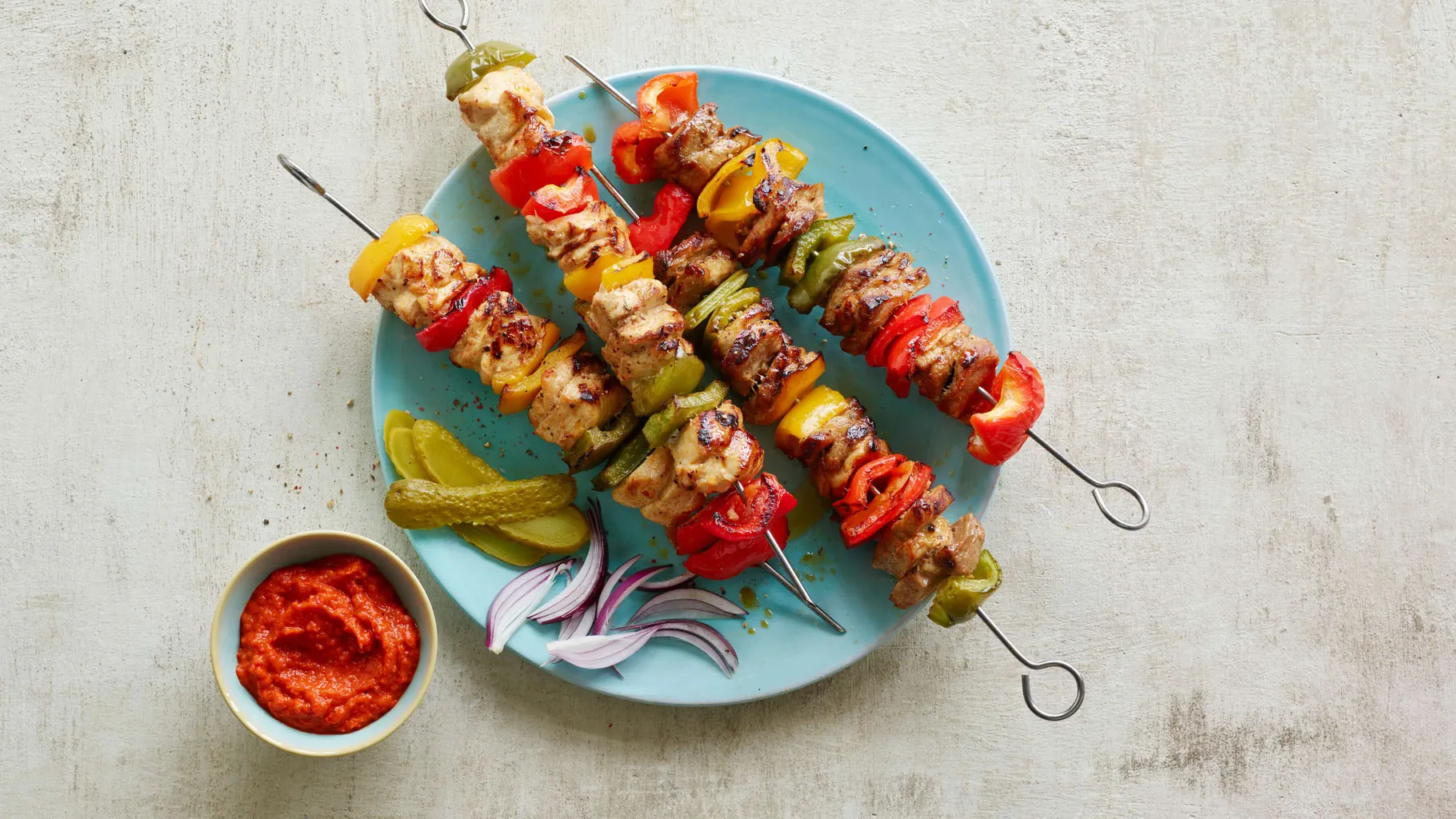 Spiedini di carne e peperoni grigliati