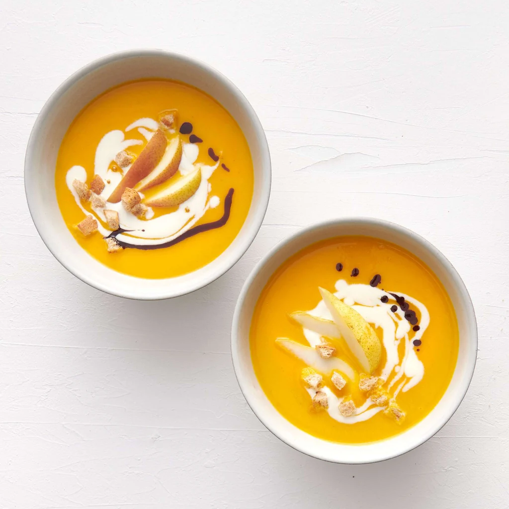 Karotten-Birnen-Suppe mit Kürbiskernöl