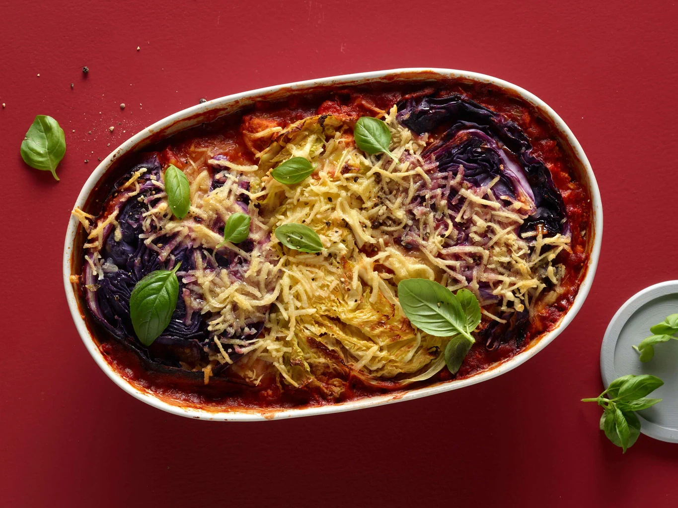 Gratin vegano di cavoli e tofu affumicato