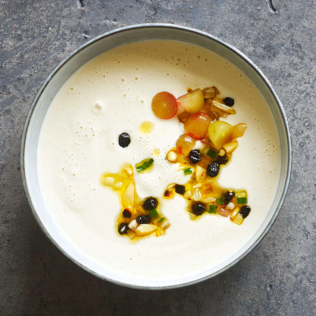 Soupe aux amandes et à l’ail avec raisins