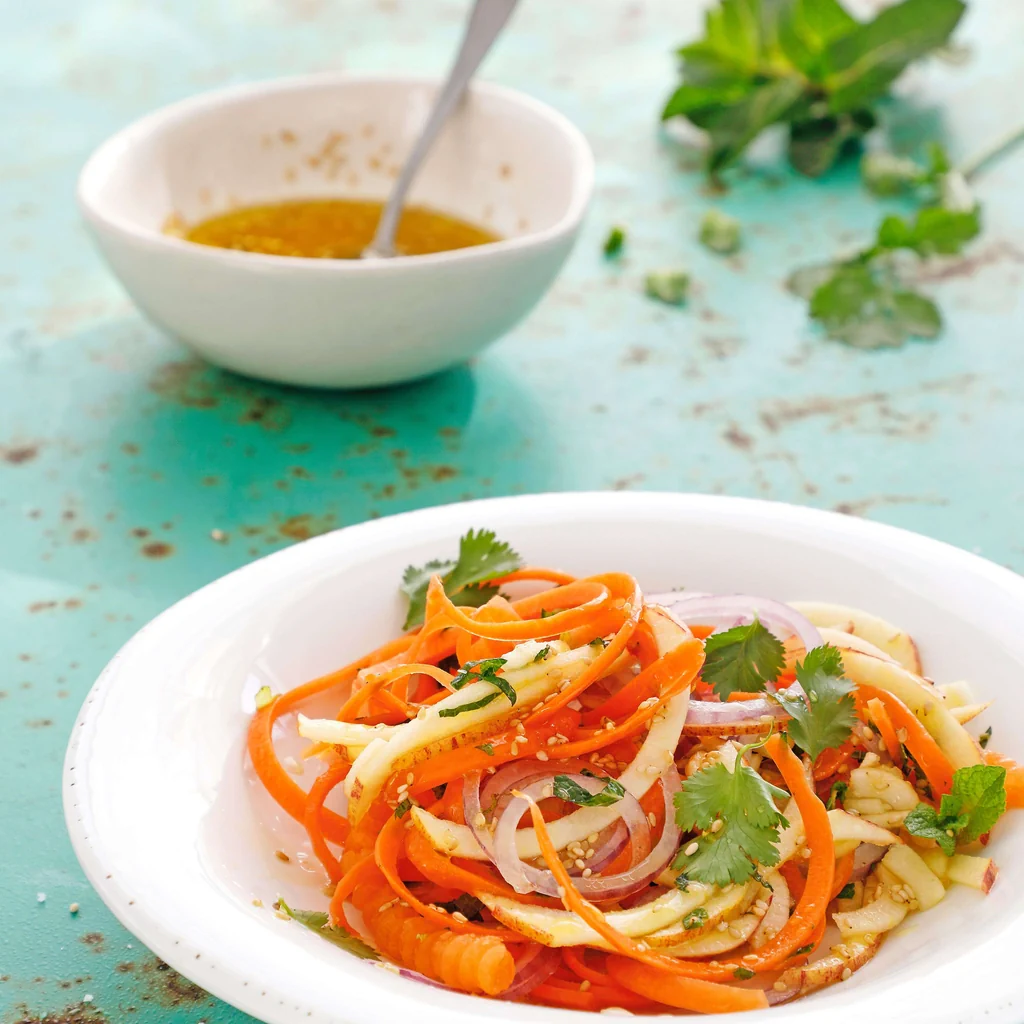 Salade de carottes et de pommes avec sauce au sésame