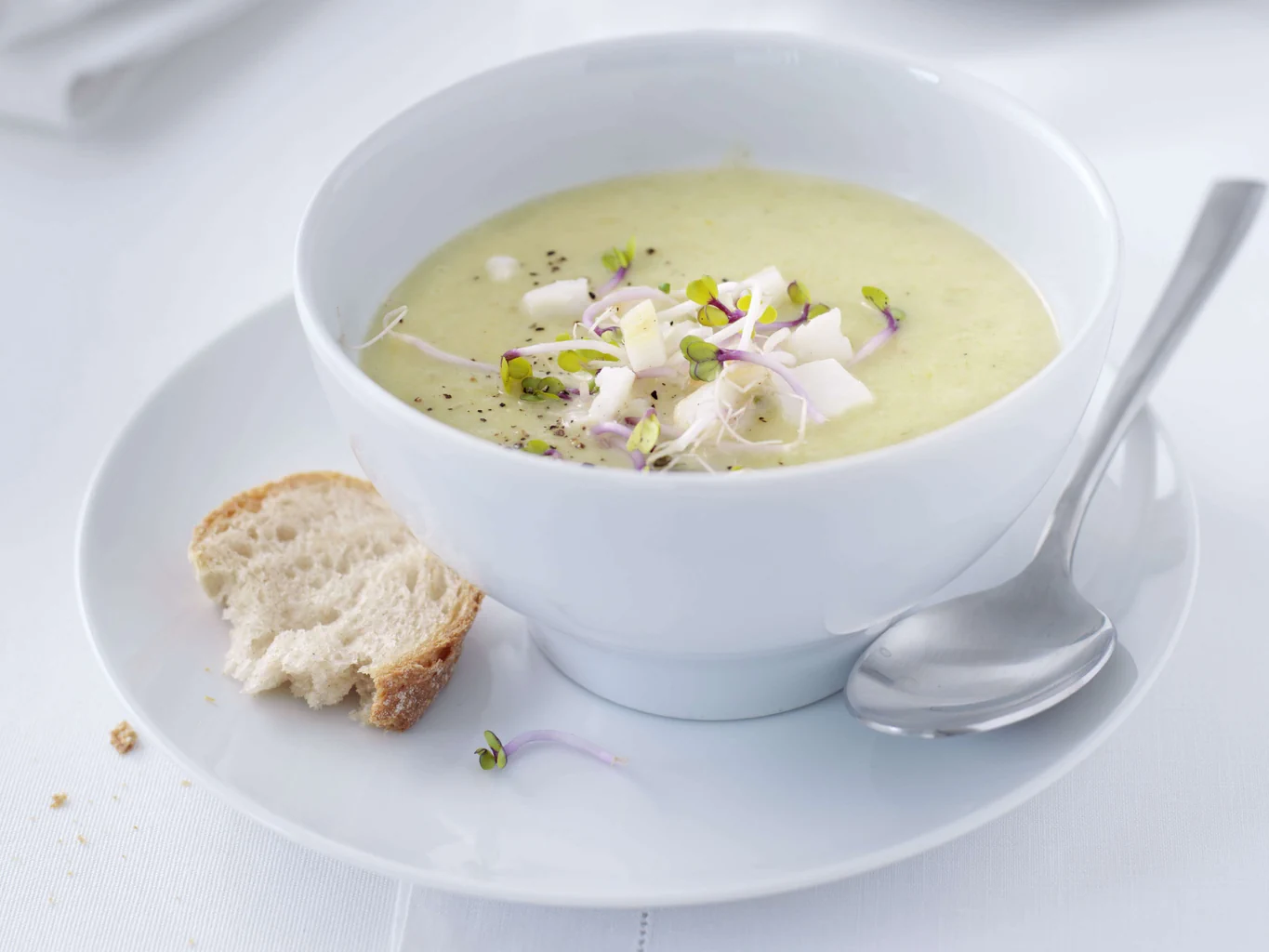Lauchsuppe mit geräucherter Forelle und Sprossen