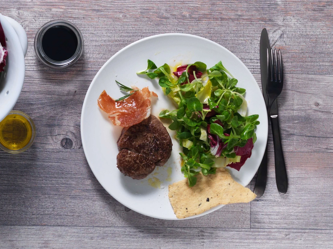 Filet de bœuf sur feuilles de salade