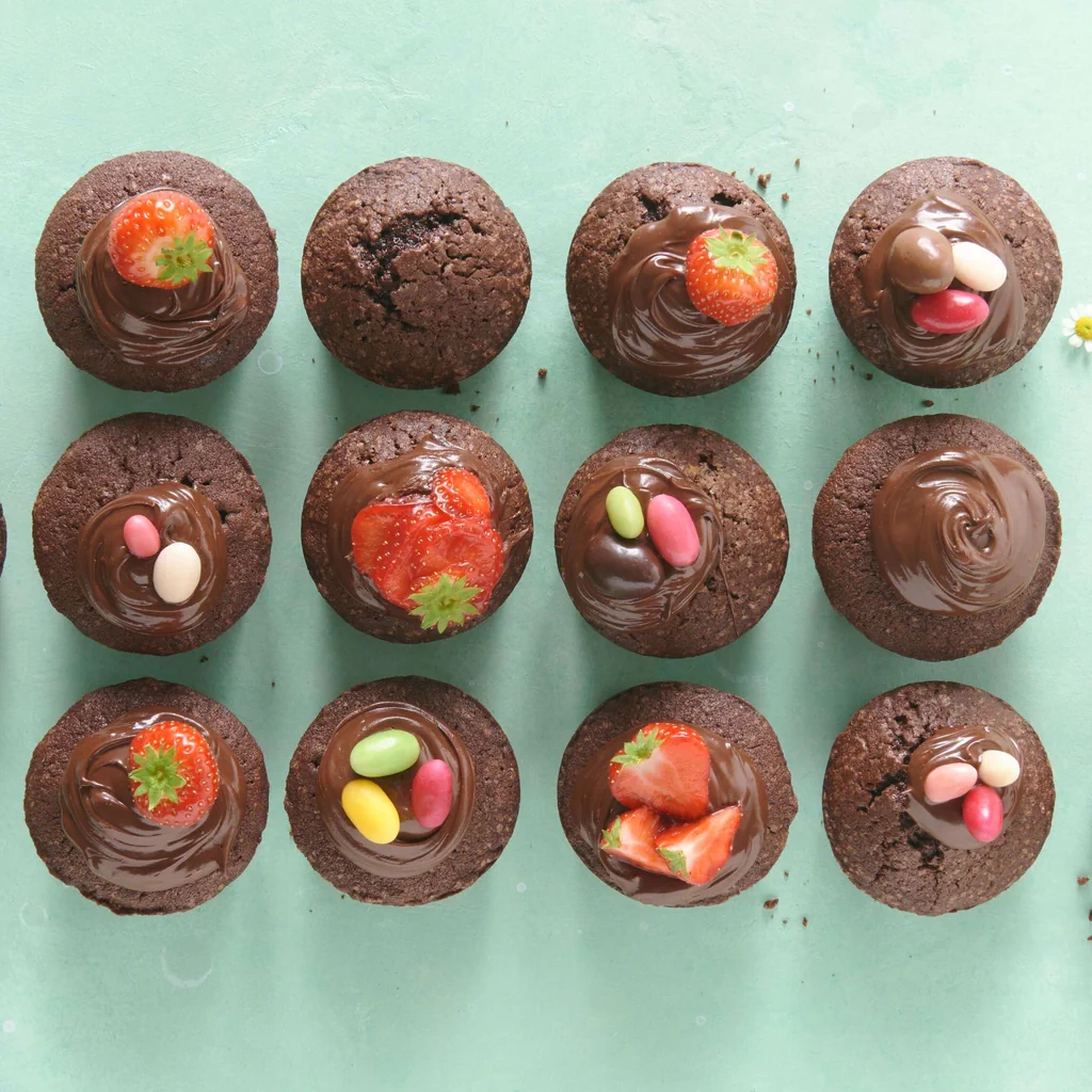 Muffin al cioccolato con topping pasquale