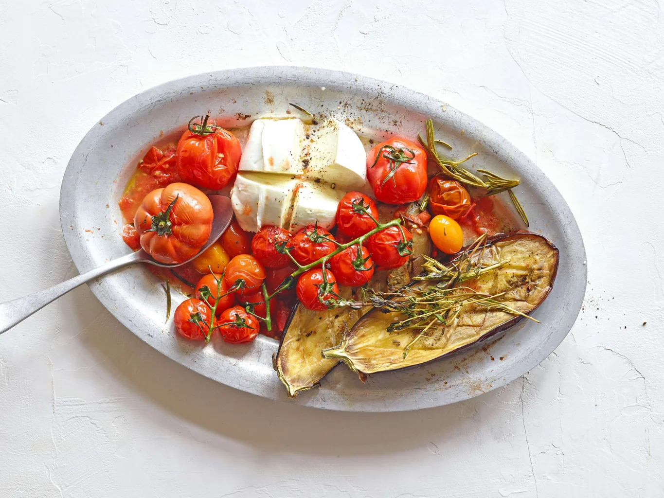 Melanzane e pomodori al forno con mozzarella
