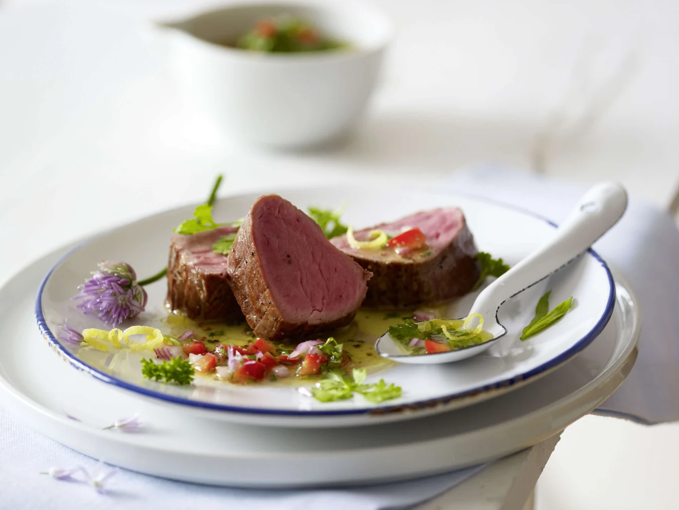 Schweinsmedaillons mit Kräutervinaigrette