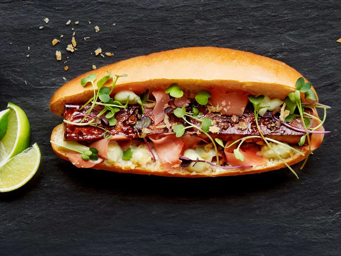 Hot dog végétarien avec tofu fumé laqué au soja