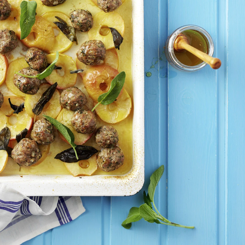 Boulettes de viande hachée avec pommes et sauge
