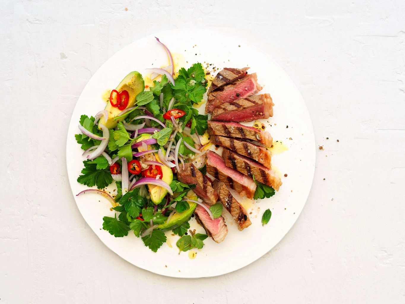 Steak di manzo con insalata d'avocado al chimichurri