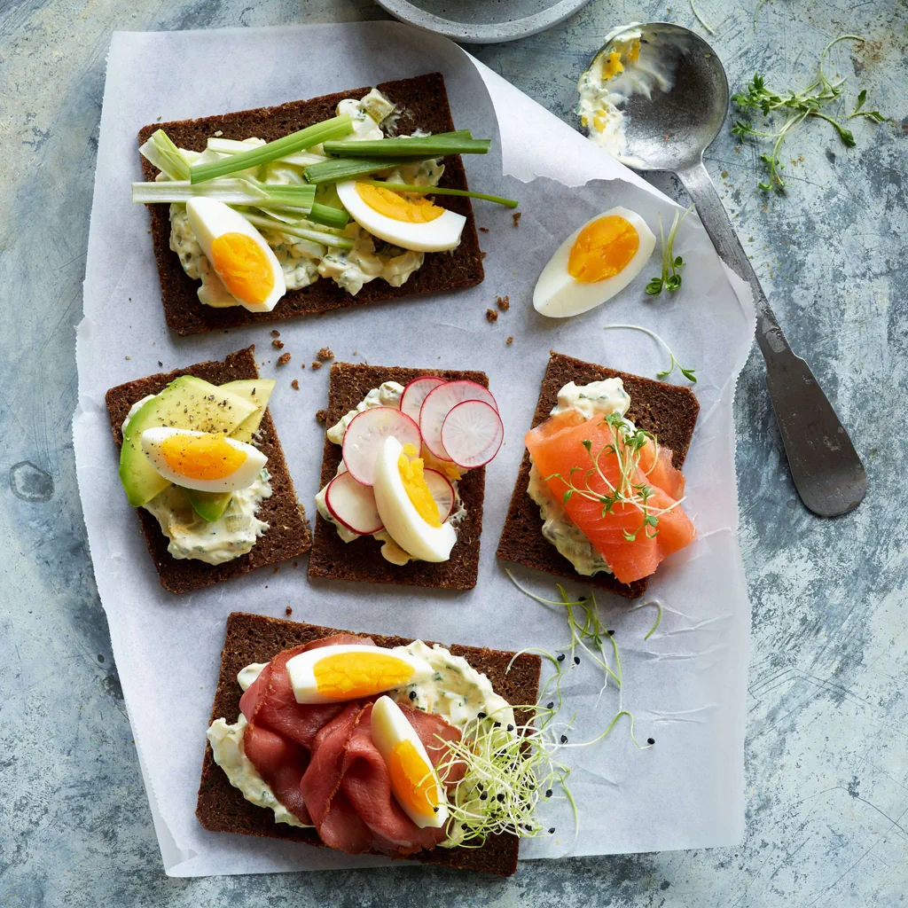 Offene Sandwiches mit Tartaresauce und variablen Toppings