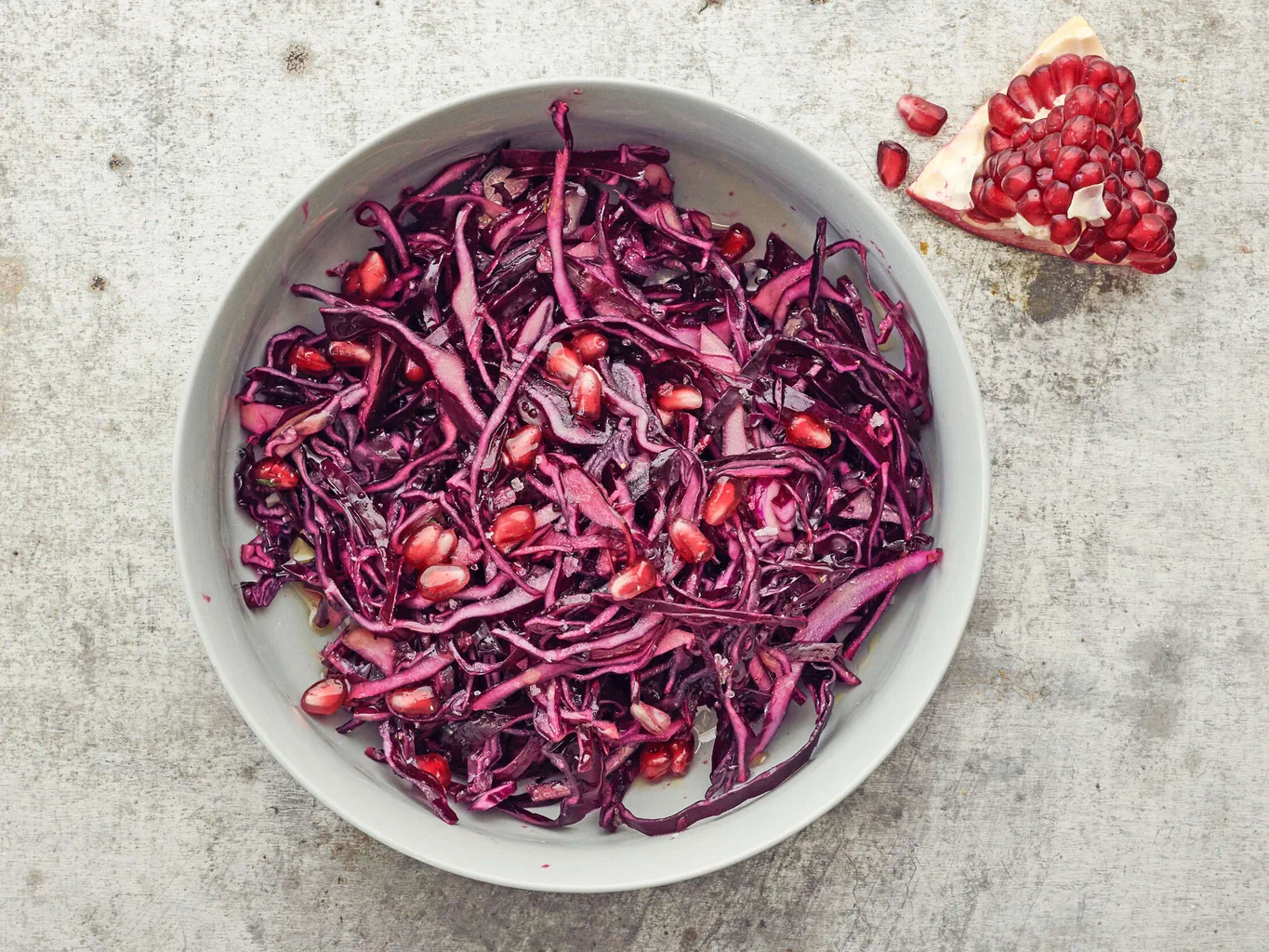 Insalata di cavolo rosso con dressing alla melagrana