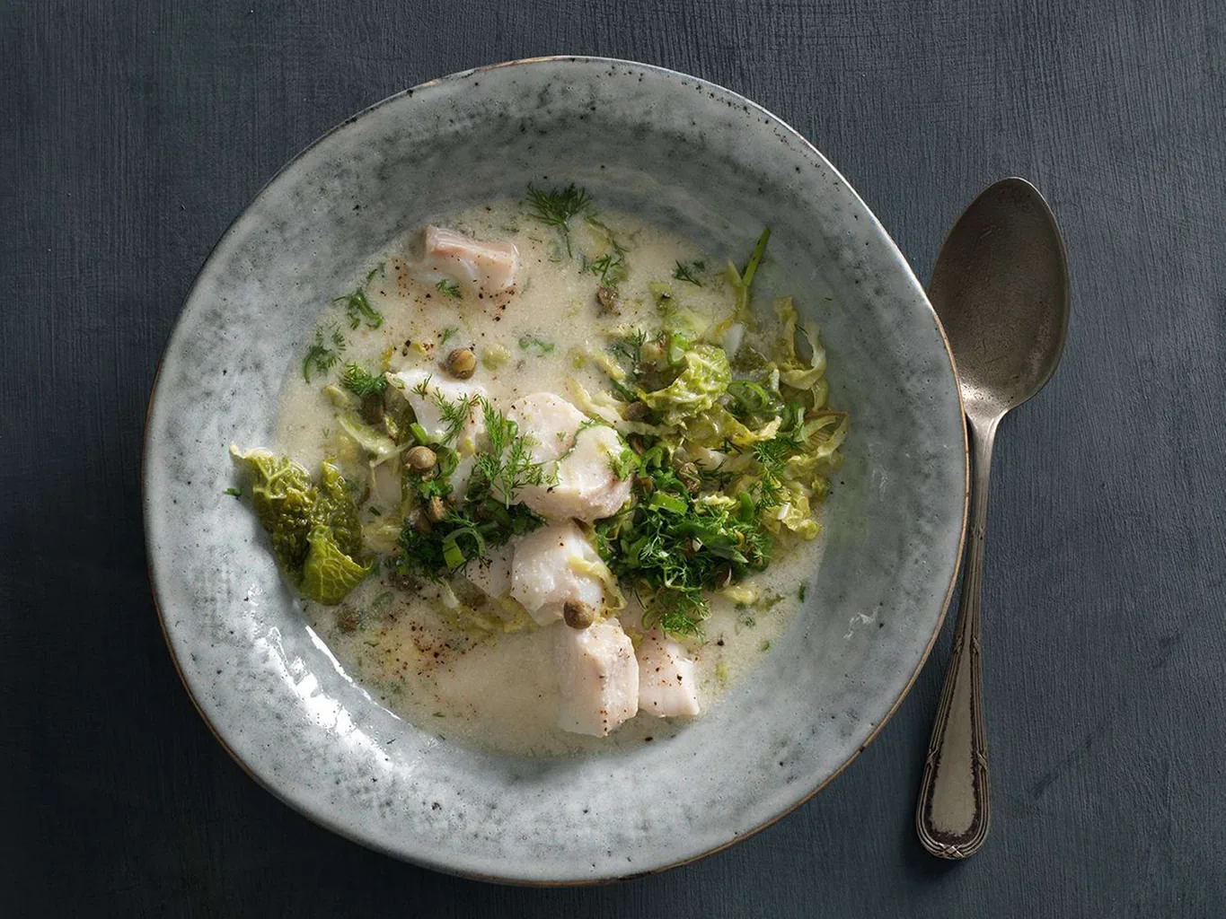Soupe de poisson avec chou frisé et câpres