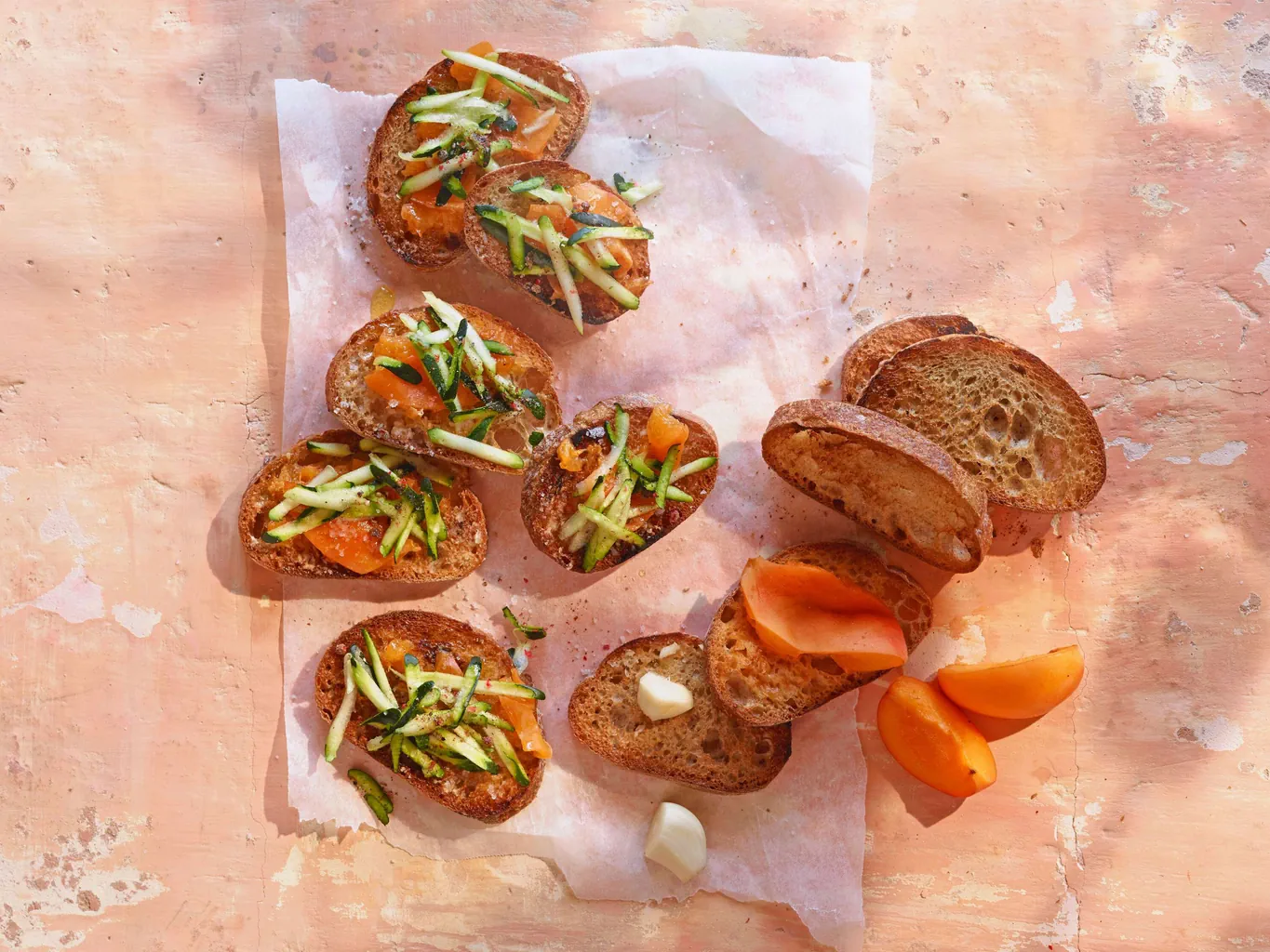 Röstbrot mit Aprikosen und Zucchetti