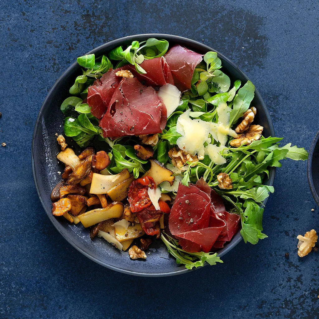 Salade verte avec champignons et bresaola
