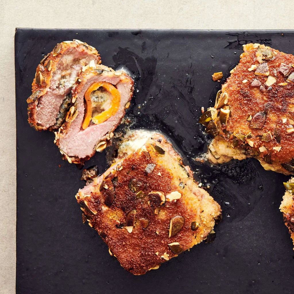 Lamm-Cordon-bleu mit Stilton und Kürbiskernpanade