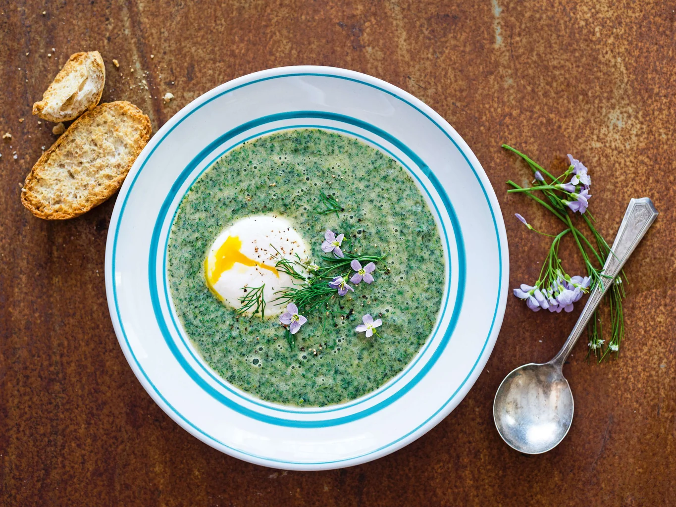 Brennnesselsuppe mit pochiertem Ei