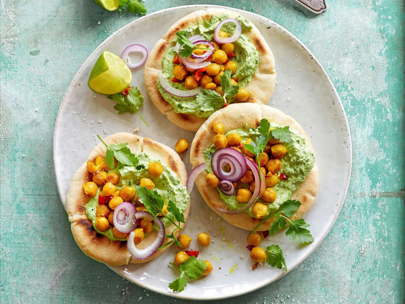 Pain pita avec crème aux herbes et pois chiches