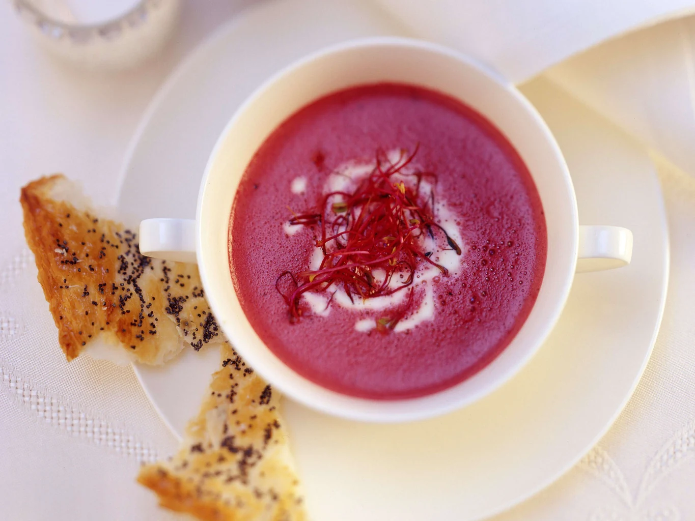 Sauerrahm-Randensuppe mit Mohn-Krokant