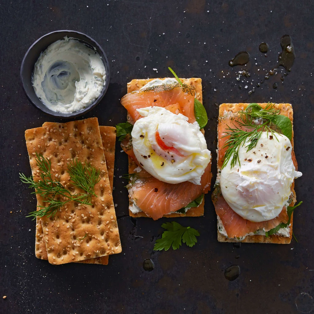 Knäckebrot mit Lachs und Ei