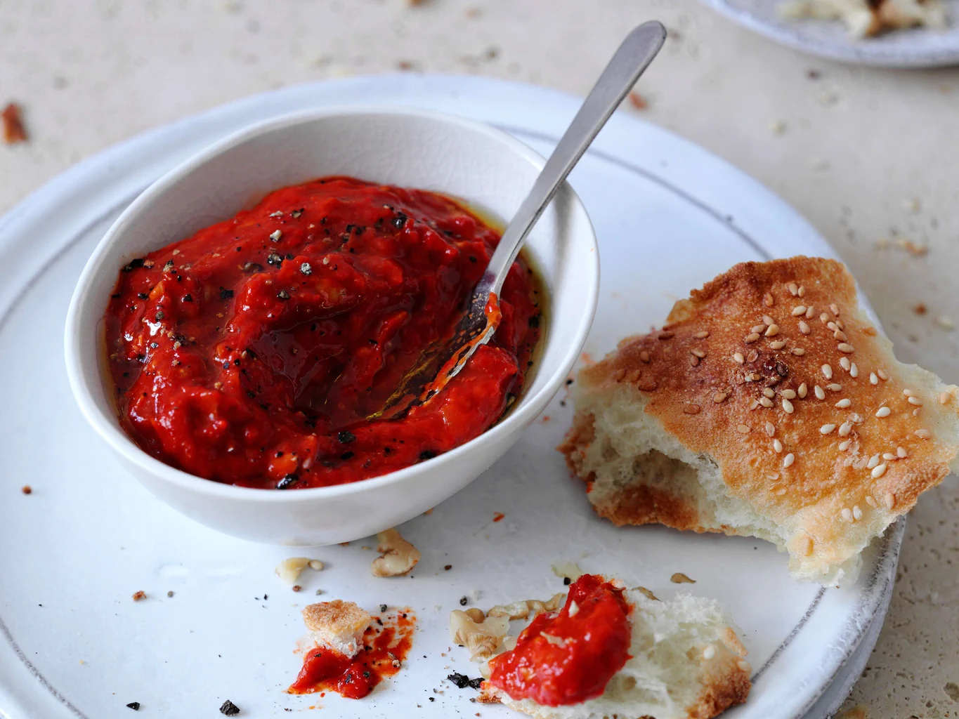 Purée de poivrons avec noix et grenade
