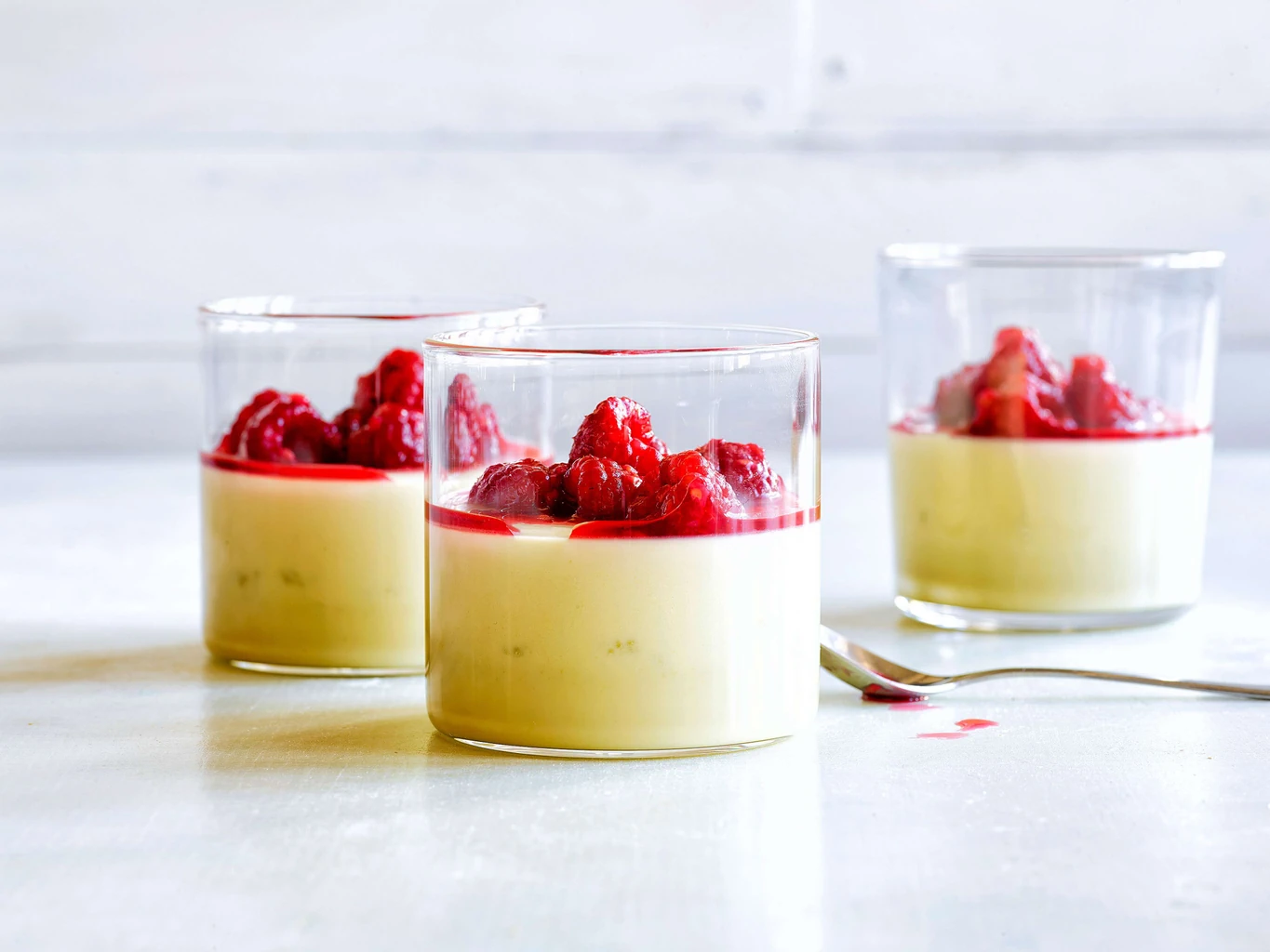 Matcha-Pudding mit Beeren