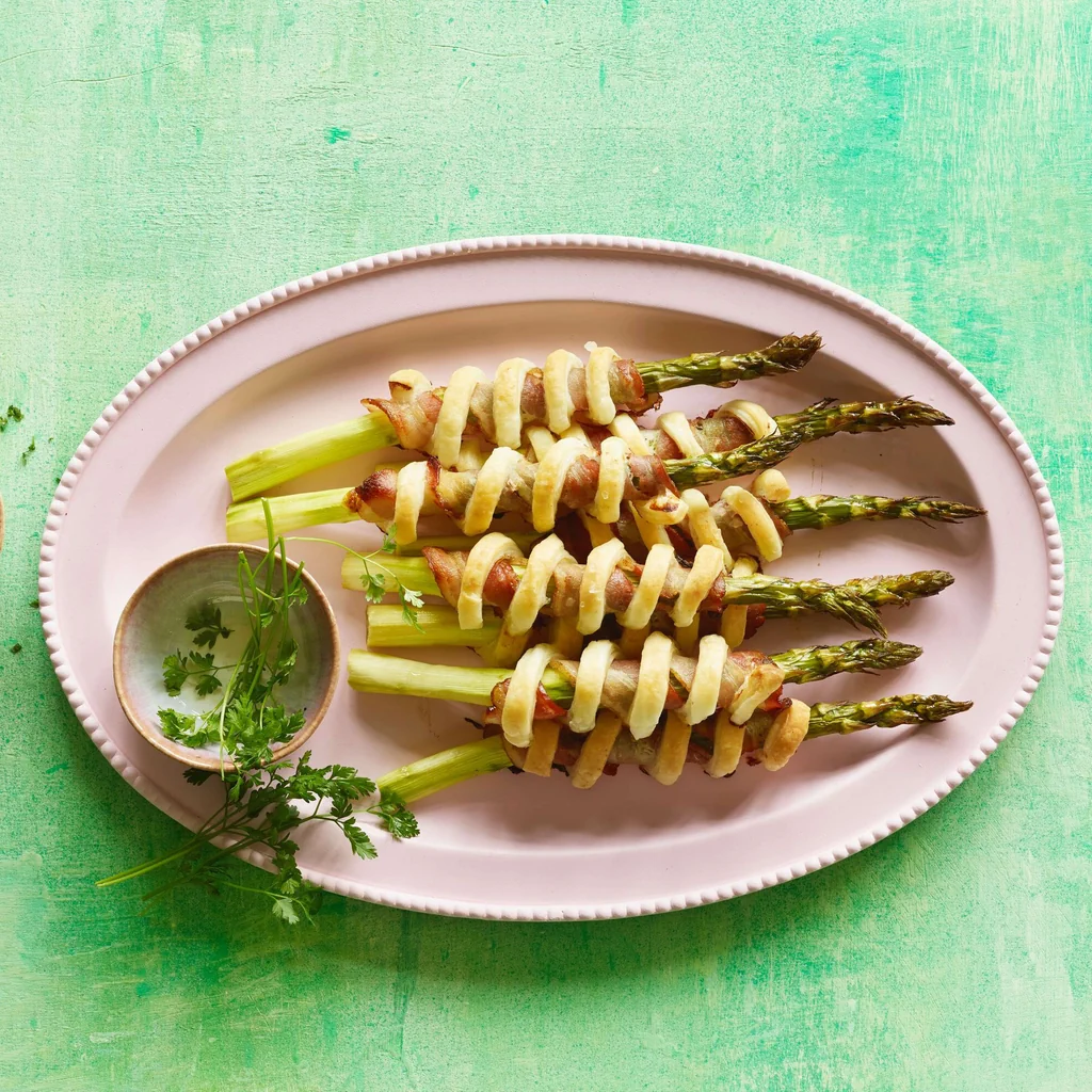 Asparagi in sfoglia e pancetta con salsa olandese express alle erbe